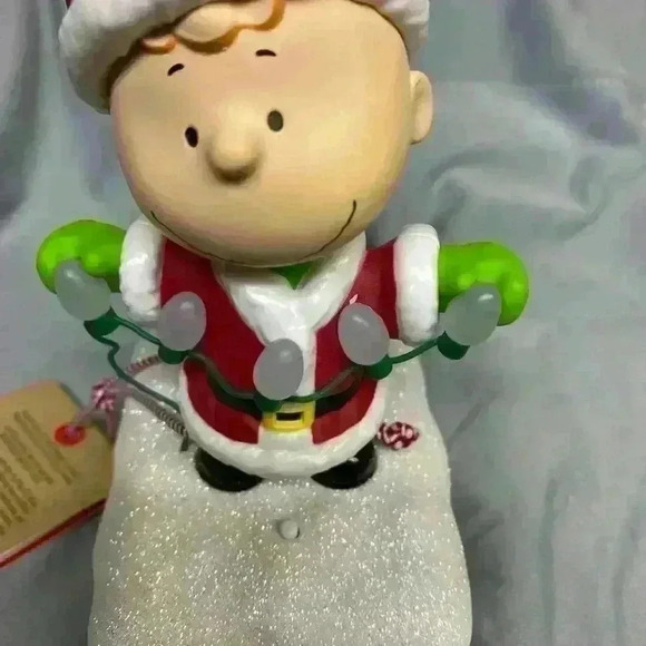 Hallmark 2015 Peanuts Gang Christmas Music and Light Show featuring Linus NWT - Picture 6 of 16